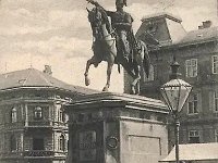 Trg bana Jelačića, kod spomenika bana Jelačića. Fotografija, 1902. godine